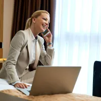 Angajată aflată în deplasare în interes de serviciu - Foto: Magnific.com/Drazen Zigic
