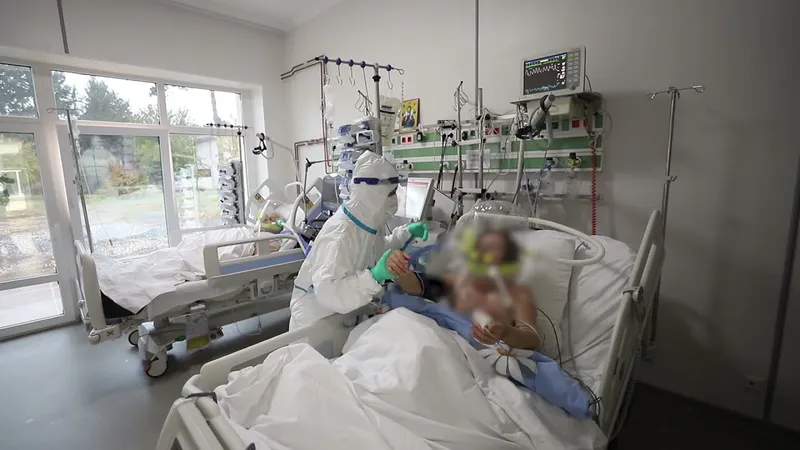Cercetătorii au descoperit că femeile şi persoanele obeze prezintă riscuri mai mari de a rămâne pentru mai mult timp cu probleme de sănătate după contractarea noului coronavirus - Foto: captură video Youtube