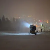 Unde poți schia sau da cu snowboard-ul în România în minivacanța de 1 Decembrie. Cât costă skipassul - Foto: Facebook/Domeniul Schiabil Azuga