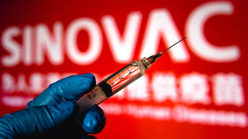 Vaccinarea cu două doze Sinovac, plus booster Pfizer, puţin eficientă împotriva Omicron (studiu). / Foto: hotnews.ro