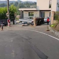 O mașină de gunoi s-a răsturnat peste două mașini în Brașov. Șoferul a fost rănit Foto: news.ro