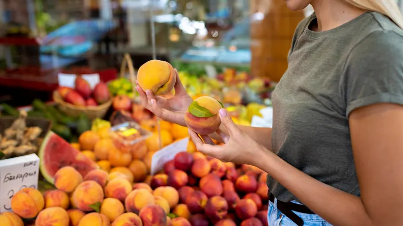 Cum știi că fructele de la supermarket au pesticide. Detaliul care „le dă de gol” când le speli - Foto: Freepik (imagine cu rol ilustrativ)