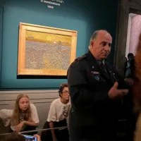 Activiștii de mediu au împroșcat un tablou Van Gogh cu supă - Foto: Profimedia