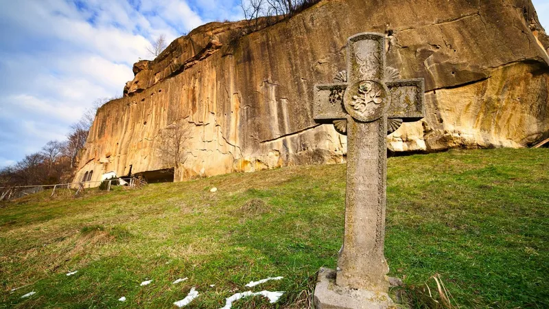 Povestea uriașului care își doarme somnul de veci la Mănăstirea Corbii de Piatră: Înecat la Potop - Foto: Profimedia Images