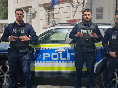 Patru poliţişti au salvat un bărbat care voia să se arunce de pe un viaduct în Galați Foto: IPJ Galati