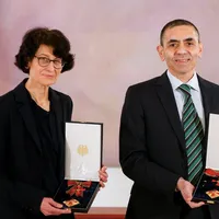 Soţii Ozlem Türeci şi Uğur Şahin, cofondatorii companiei BioNTech/FOTO: dw.com