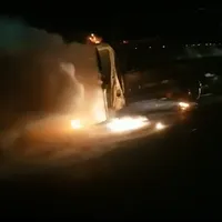 O camionetă a ars în totalitate pe DN 1 Foto: captură video Agerpres
