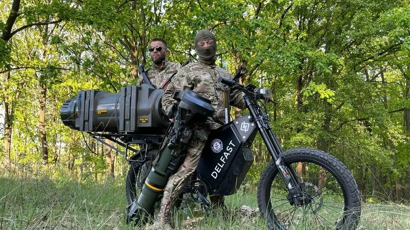 VIDEO Ucrainenii folosesc biciclete electrice modificate ca să transporte arme antitanc /Photo: Telegram via Daniel Tonkopi/Facebook
