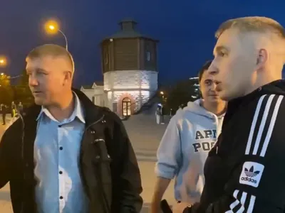 3 ruși care au ieșit la proteste să susțină mobilizarea, săltați și duși la „autocarul morții” - FOTO: Twitter/@mjluxmoore