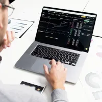 De ce e bine sa cumpărăm acţiuni la Hidroelectrica - Foto: Pexels/Artem Podrez