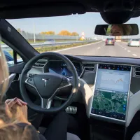 NHTSA investighează oficial modelele Tesla pentru accidentele cu „celebrul” pilot automat activ. / Foto: theverge.com