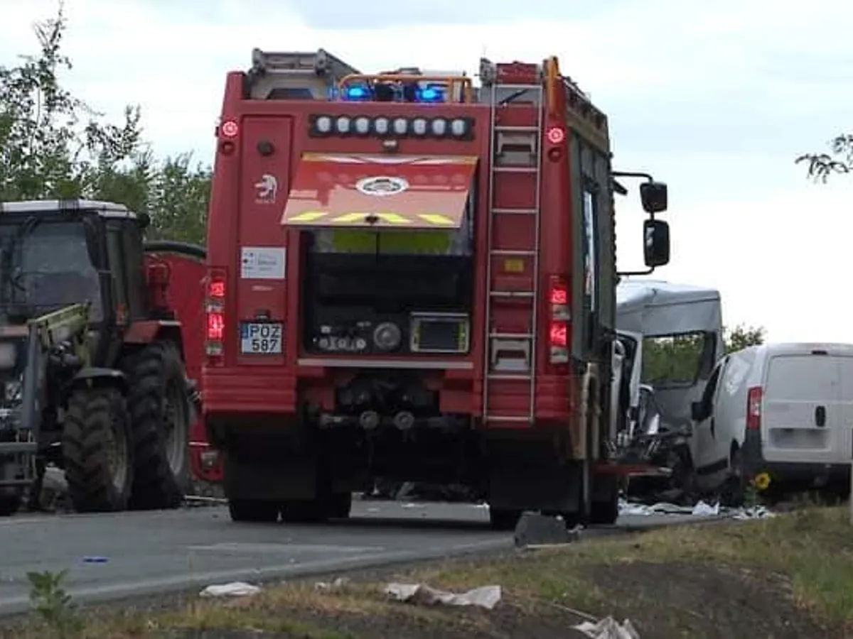 Un microbuz cu români s-a înfipt în remorca unui tractor în Ungaria: 2 morți și 9 răniți. / Foto: Info Trafic 24, Facebook