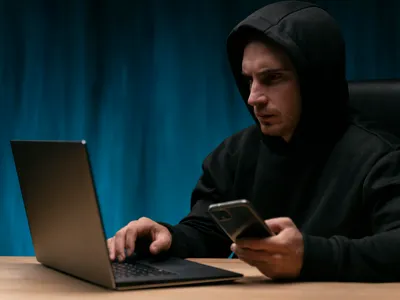 Tânăr bărbat preocupat de activitatea sa online - Foto: Freepik/CC0