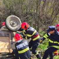 Un bărbat a murit după ce a fost strivit de propria căruță. Aceasta era plină cu lemne - Foto: ISU Ialomița