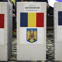 Fiecare alegător va avea câte trei buletine de vot Foto: INQUAM/Octav Ganea