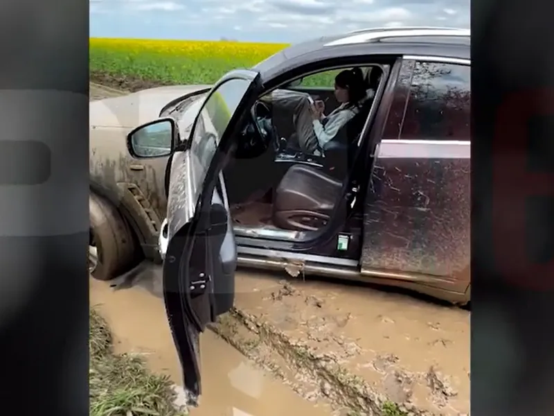 Liviu Vârciu s-a crezut as la volan și a rămas înnămolit. - Foto: captură video/spynews.ro