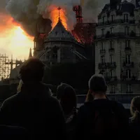 Notre-Dame în flăcări, în aprilie. Sursă imagine: Wikimedia  2019. Sursă imagine: