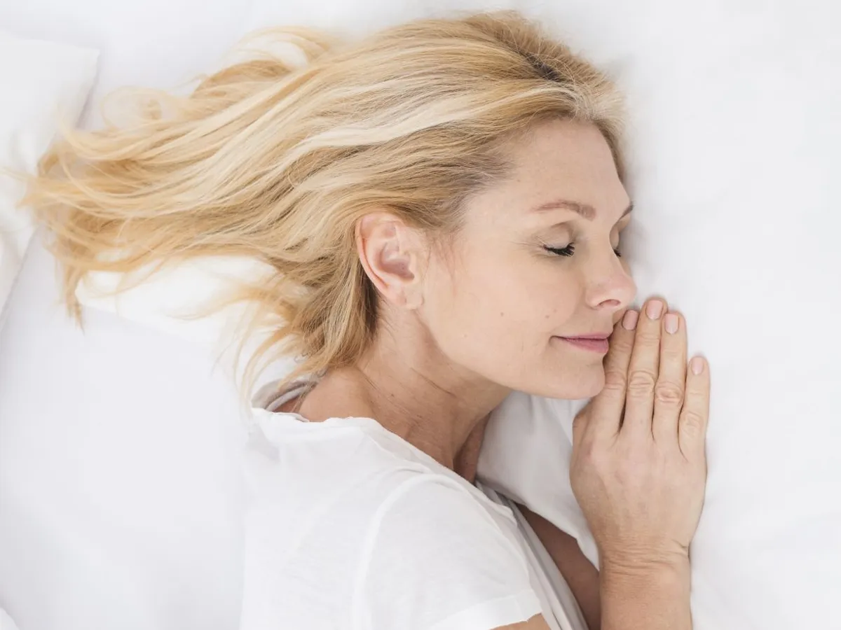 Femeie frumoasă dormind - Foto: Freepik/CC0