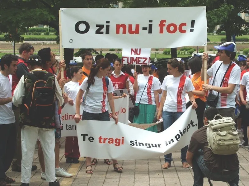 Marș anti-fumat la Sibiu. Elevii sibieni le-au împărțit fumătorilor mere în schimbul țigărilor. Sursa foto: Ora de Sibiu