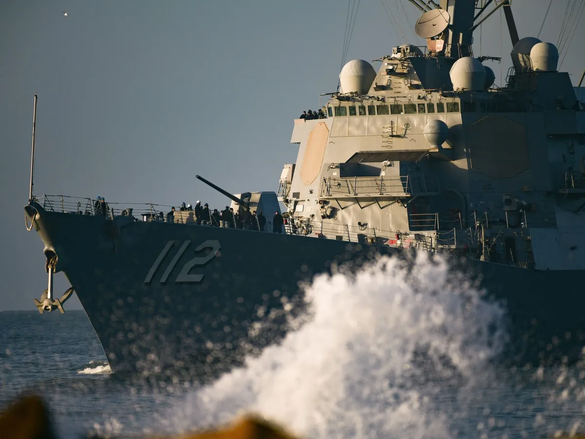 Distrugătorul USS Michael Murphy devine vizibil radar după 43 de zile. Surpriză, tranzitează Ormuz