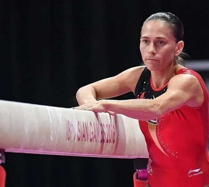 Uzbeca Oksana Ciusovitina este un fenomen de longevitate într-un sport dominat adesea de adolescenţi, ea urmând să dispute la vârsta de 46 de ani, la Tokyo, a opta ediţie a Jocurilor Olimpice. / Foto: dcnews.ro