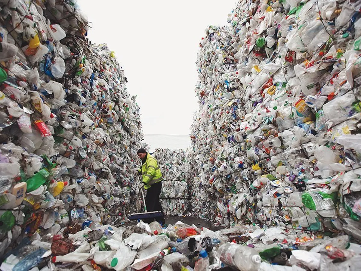 Estimările arată că, în ritmul actual, dacă nu se face nimic, cantitatea de plastic din oceane va depăși în greutate peștele care trăiește în ele