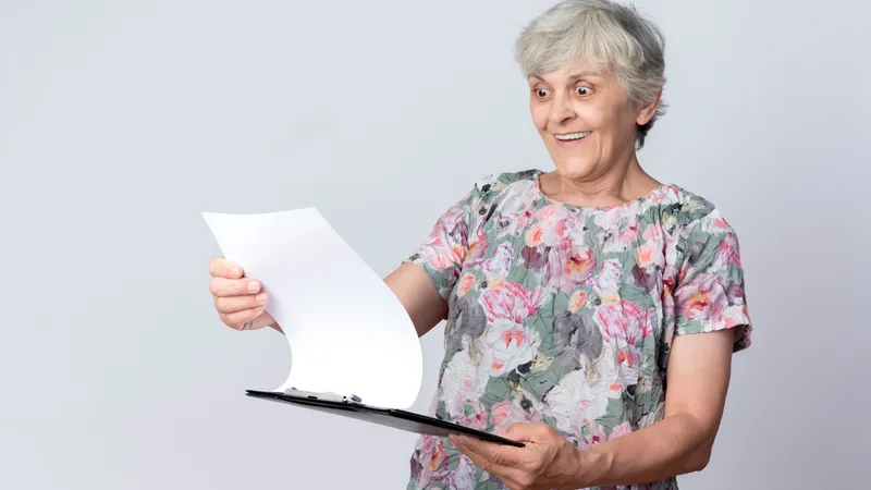 Foto: Pensionarii încep să primească banii restanți la Mica Recalculare Sursa: Freepik