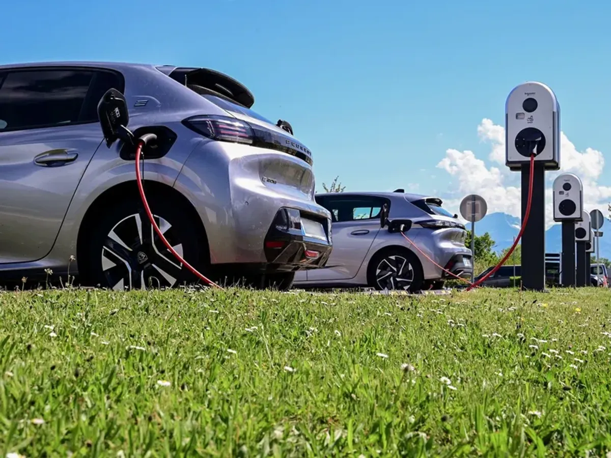 Planul UE pentru mașinile electrice eșuează. Vehiculele „verzi” nu sunt tocmai ecologice. Ce emisii de CO2 au?