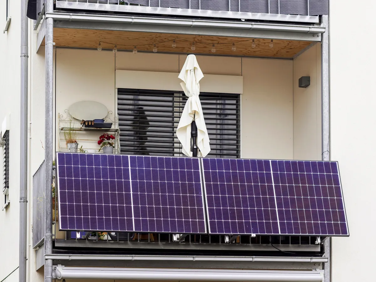 Poți sau nu să pui panouri fotovoltaice plug-in de 800W la bloc? Atenție, „dau peste cap” contoarele!