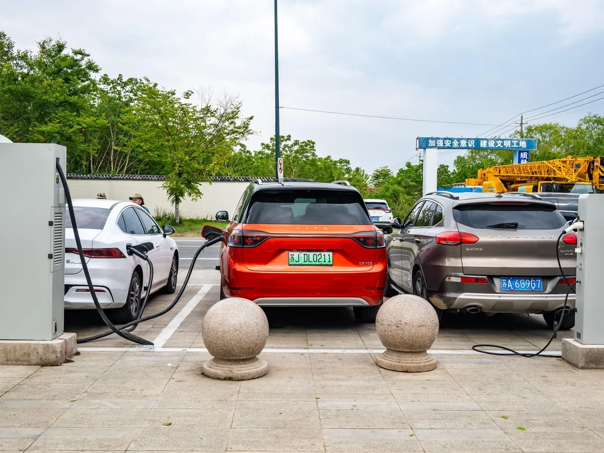 Mașini electrice la încărcat în China - Foto: Profimedia Images (Imagine cu rol ilustrativ)