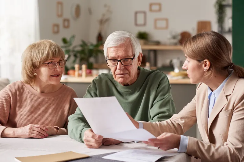 pensionari cu documente foto: freepik (rol ilustrativ)
