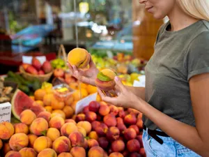 Cum știi că fructele de la supermarket au pesticide. Detaliul care „le dă de gol” când le speli - Foto: Freepik (imagine cu rol ilustrativ)