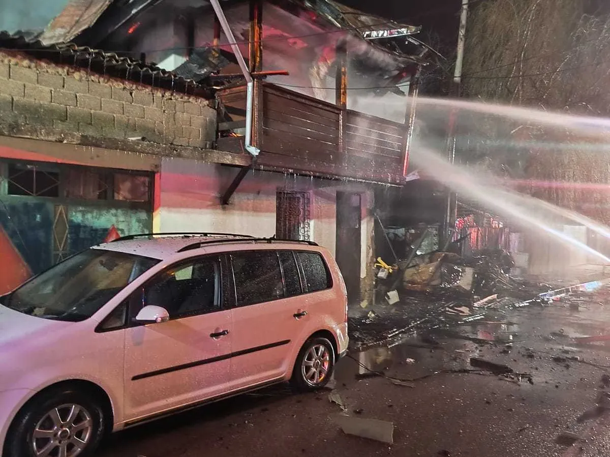 Un pompier din Ploieşti se zbate între viaţă şi moarte după ce o butelie a explodat în incediu Foto: ISU Prahova