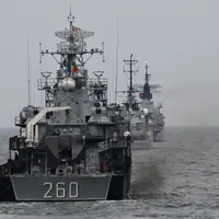 Fregata Marinei Române „Regele Ferdinand” (D), o navă de război bulgară (C) și corveta românească „Amiral Bărbuneanu” (S) mărșăluiesc pe Marea Neagră - Foto: Profimedia Images
