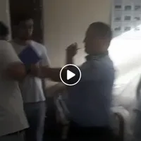 Momentul în care deputatul USR și un alt membru al echipei „Fără penali” sunt agresați de un polițist , în primăria din Rădăuți