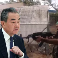 Ministrul chinez de externe, Wang Yi și un terorist Hamas - Foto: Profimedia images