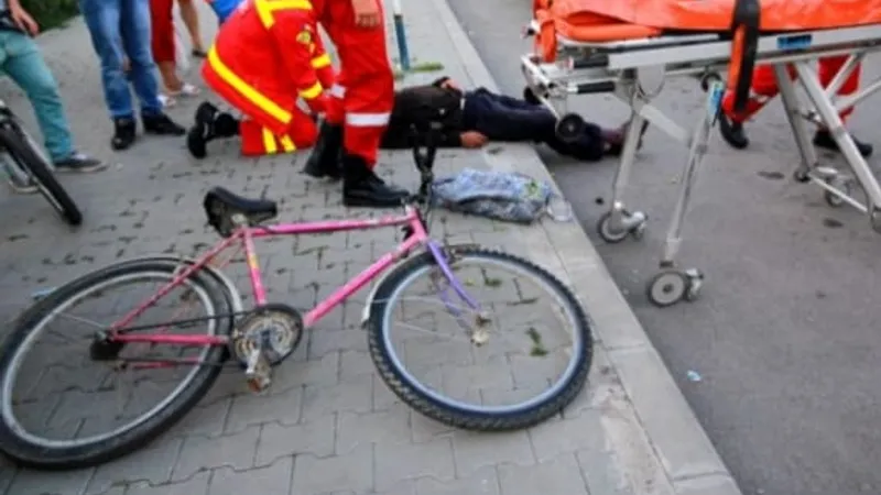Un biciclist de 69 de ani a pierdut controlul ghidonului, s-a înfipt într-un copac și a murit. / Foto: Info Trafic 24, Facebook