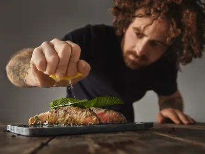 Persoană care prepară un pește - Foto: Freepik (Imagine cu rol ilustrativ)