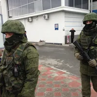 Soldați fără insignă, numiți "little green men"