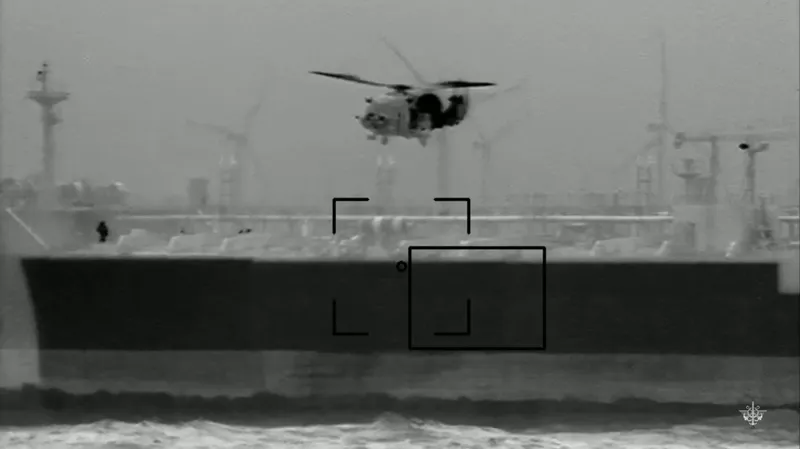 Trupele franceze descinid pe petrolierul Ethera - Foto: Profimedia Images