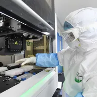 Angajat al laboratorului Institutului de Virusologie din Wuhan            Foto: Guliver/ Getty Images