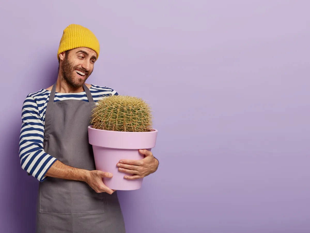 Bărbat cu catus - Foto: Freepik (Imagine cu rol ilustrativ)