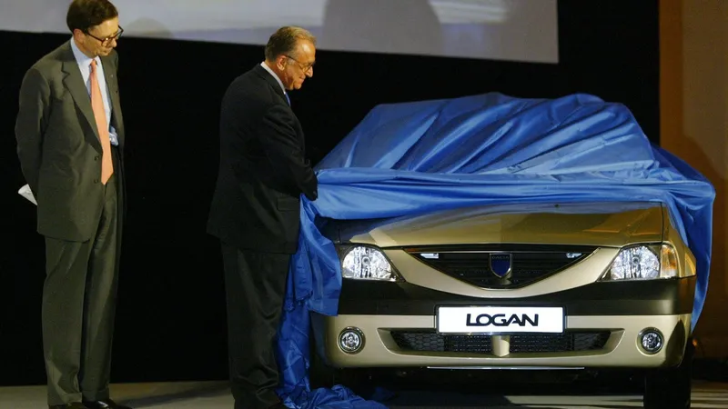 Prima Dacia Logan de serie, dezvelită de Iliescu în 2004. Era „full de full”. Ce dotări avea - Foto: Profimedia Images