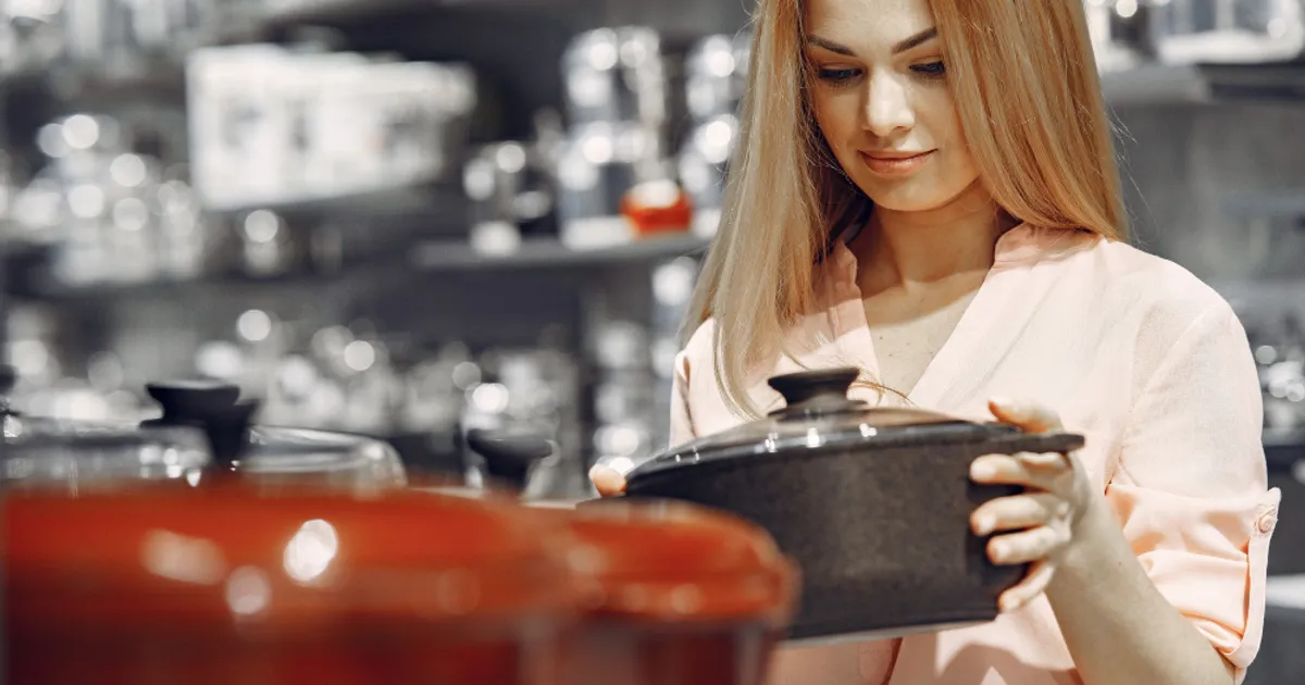 O fabrică de oale și tigăi, una de tigăi și una de plăcinte se închid în același timp. Angajații pleacă acasă • Newsweek România