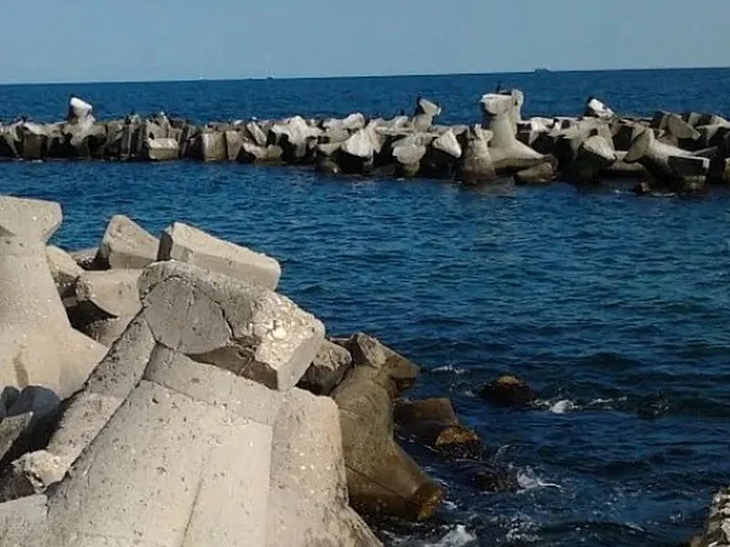 Zona stabilopozilor din Costineşti, unde aduce Marea orice - Foto: constantatv.ro