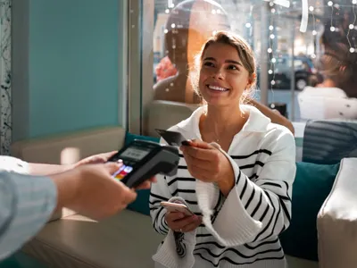 10% din magazinele și barurile din Austria nu mai acceptă plata cash. Cum procedează România? - Foto: Freepik
