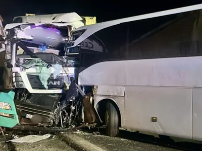 VIDEO Accident între un TIR și un autocar în Sibiu. Un bărbat a murit și 7 persoane sunt rănite Foto: captură video Stiri Sibiu