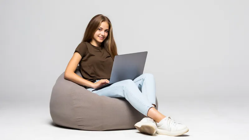 Ce spun medicii despre obiceiul de a ține laptopul în poală? Este sau nu periculos pentru sănătate? - Foto: Freepik (Imagine cu rol ilustrativ)