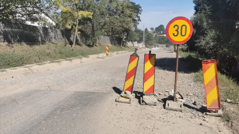 Localnici nevoiți să asfalteze din banii lor- Foto: GLASUL Sucevei