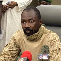 Tentativă eșuată de asasinat asupra președintelui interimar din Mali, într-o moschee. / Foto: bbc.com
